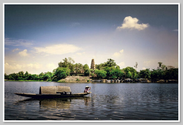 Hình ảnh chùa Thiên Mụ nằm nép mình bên bờ sông Hương 