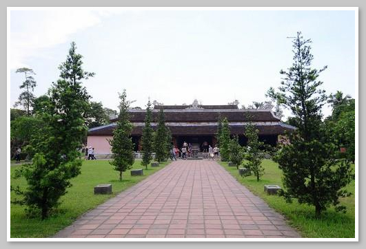 Điện Đại Hùng nằm ở vị trí trung tâm Chùa Thiên Mụ