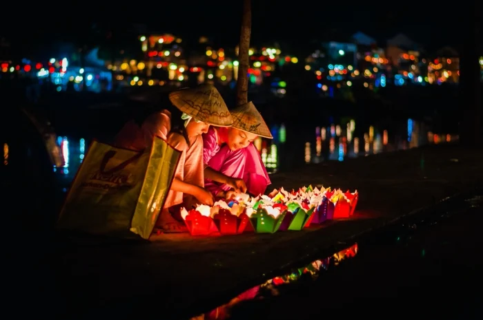 Thả đèn hoa đăng ở Hội An